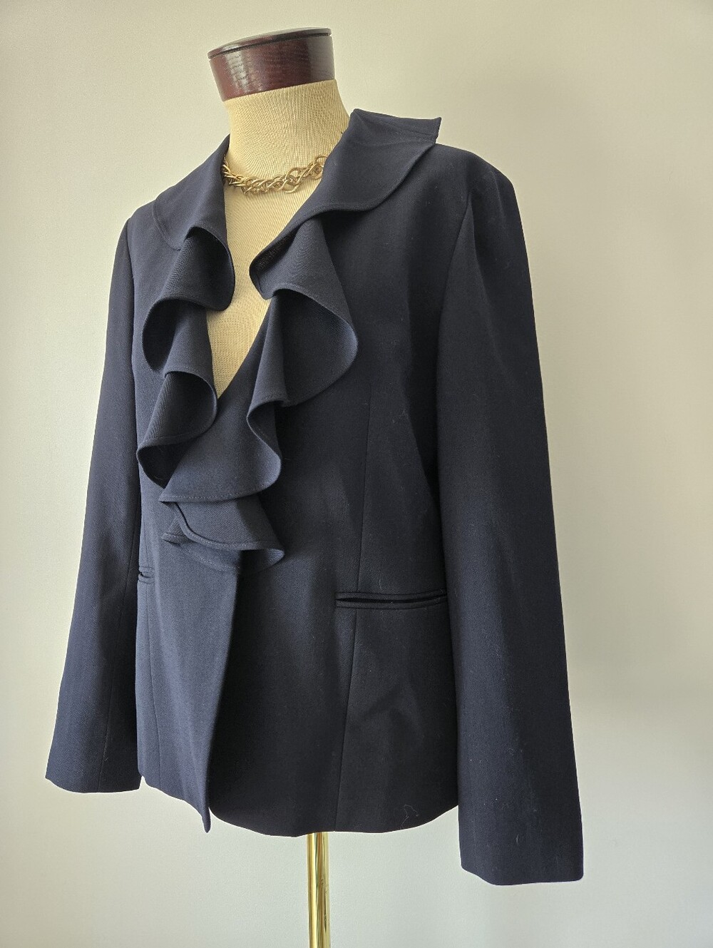 Ralph Lauren Navy 100% Worsted Wool Ruffle Front Blazer. Size 6 - Picture 2 of 13